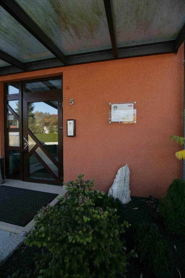 Hotel Am Baronenwald Goeppingen Exterior photo